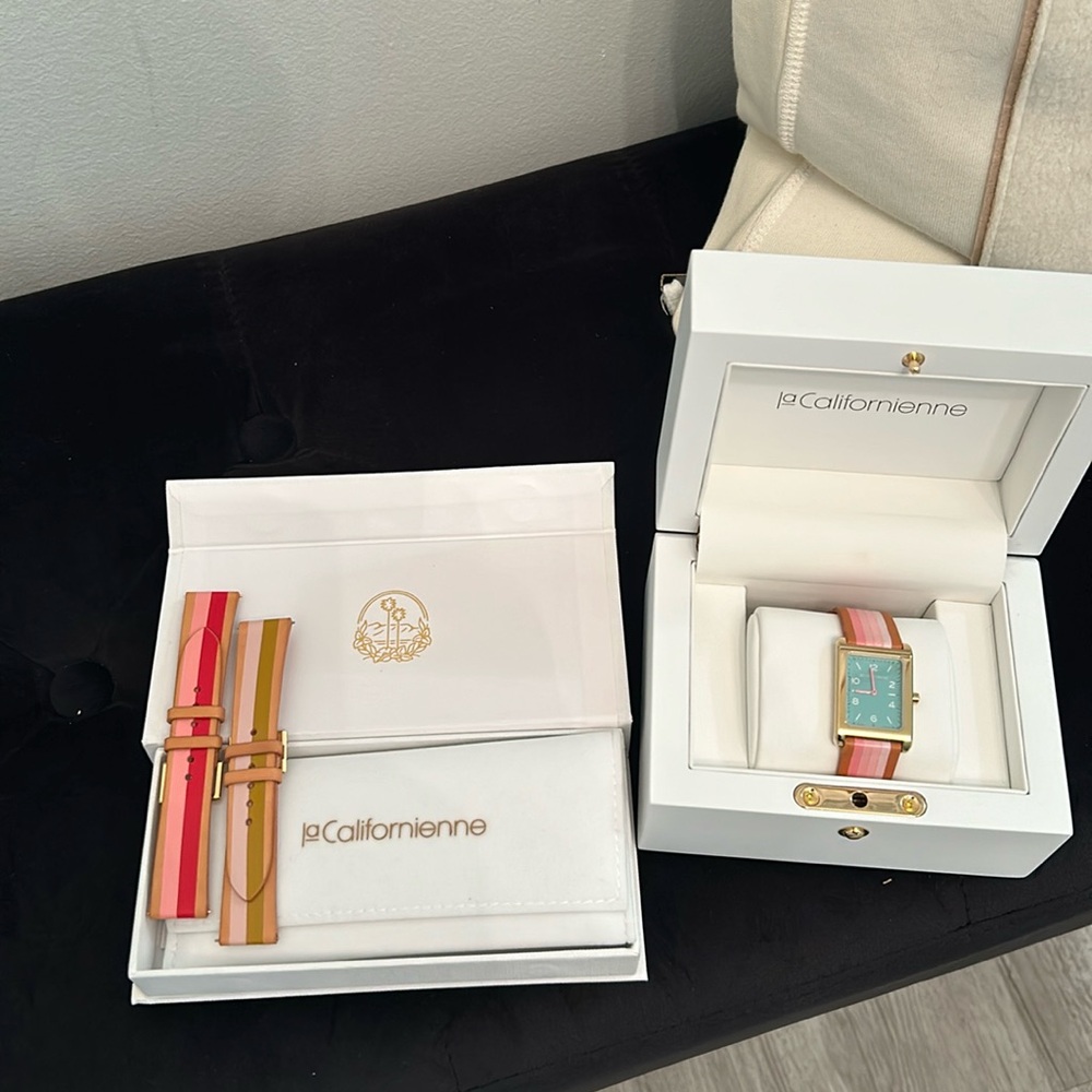 Beautiful watch with 2 extra sets of straps